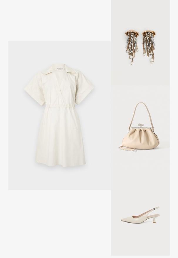 Weißes Kurzarmkleid mit V-Ausschnitt und geraffter Taille, aus leichtem Stoff, mit lockerem Schnitt und minimalen Details.; Cremefarbener Slingback-Schuh mit spitzer Spitze, niedrigem Kitten-Heel und verstellbarem Schnallenriemen auf neutralem Hintergrund.; Beige weiche Lederhandtasche mit silbernem Metallrahmenverschluss, einem Schulterriemen und einem optionalen Kettenriemen auf weißem Hintergrund.; Goldfarbene Clip-Ohrringe mit herabfließenden Strassketten und hängenden weißen Perlen auf weißem Hintergrund.
