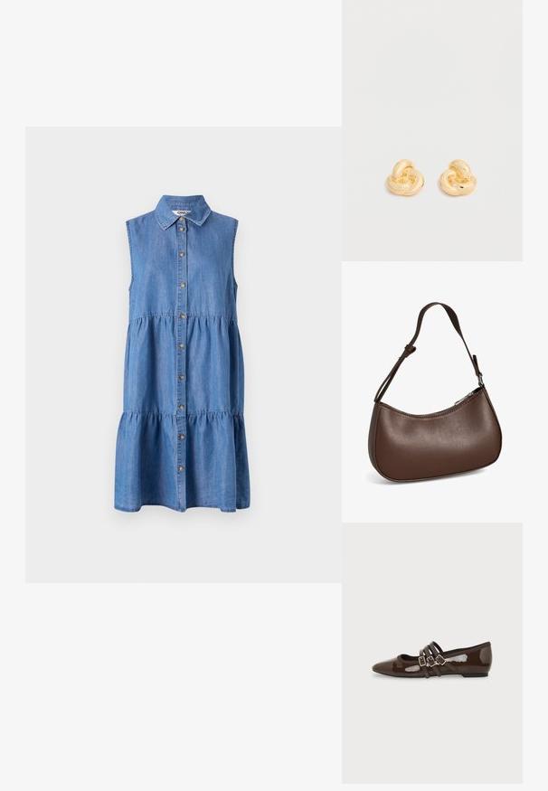 Denim mouwloze jurk met een knoopsluiting aan de voorkant, een gelaagde ruchesrok, een puntkraag en een lichtblauwe kleur.; Bruine lakleren platte schoen met puntige neus en drie verstelbare gespen aan de zijkant, gezien vanaf de buitenkant.; Kleine bruine leren schoudertas met verstelbare band en ritssluiting, getoond tegen een witte achtergrond. Geen zichtbaar merk of versieringen.; Een paar glanzende oorstekers in goudkleur, gevormd als knopen, tegen een effen witte achtergrond.