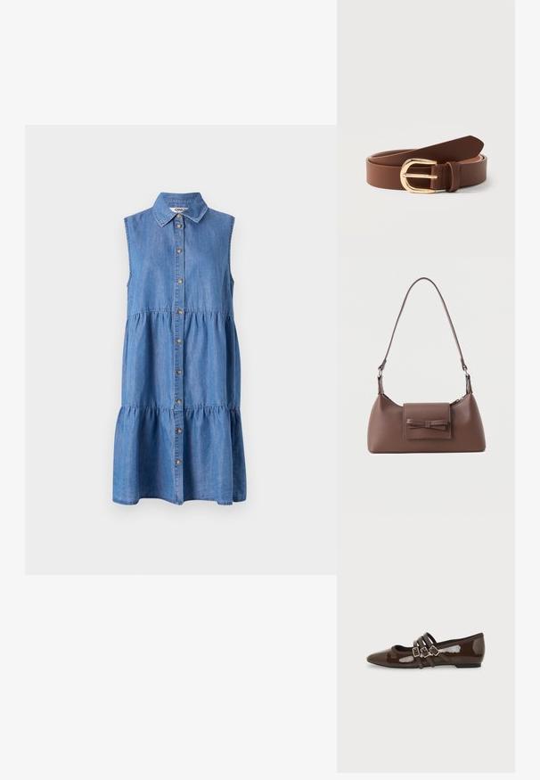 Denim ärmelloses Kleid mit durchgehender Knopfleiste, gestuftem Rüschensaum, spitzen Kragen und in einem hellblauen Farbton.; Brauner Lackleder-Flachschuh mit spitzer Zehenpartie und drei verstellbaren Schnallenriemen an der Seite, von der Außenseite gezeigt.; Braune Leder-Umhängetasche mit einer vorderen Klappentasche, die ein gestepptes Schleifendetail und einen verstellbaren Riemen aufweist.; Brauner Ledergürtel mit goldener, abgerundeter Schnalle, aufgerollt und auf einer weißen Oberfläche liegend.