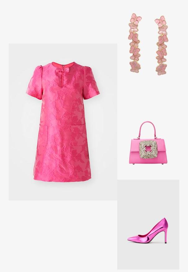 Kortærmet lyserød kjole med struktureret blomster mønster, rund halsudskæring, front sløjfe detalje og to forlommer. Lynlås lukning bagpå.; Skinny metallisk pink højhælet stilettosko med spids tå, præsenteret på en ensfarvet lys grå baggrund.; Rosa satin skuldertaske med et struktureret design, der har en stor smykkeklædt firkantet lås og korte håndtag. Bunden har metalfødder for stabilitet.; Lyserøde ørestikker formet som en sommerfugl, lavet af emalje med en blank overflade, prydet med gyldne accenter og en struktureret overflade.