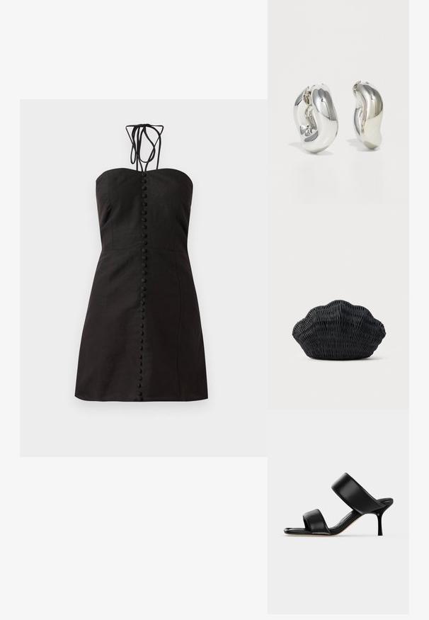 Μαύρο, strapless φόρεμα φτιαγμένο από υφασμάτινο υλικό με ίσια γραμμή. Διαθέτει κλείσιμο μπροστά με στρογγυλά κουμπιά και ρυθμιζόμενα κορδόνια στον λαιμό.; Μαύρο δερμάτινο σανδάλι mule με δύο φαρδιές λουρίδες και λεπτό μέτριο στιλέτο τακούνι σε απλό ανοιχτό φόντο.; Μαύρη τσάντα από καλάμι σε σχήμα κοχύλι αχιβάδας με καμπύλη κορυφή και υφή υφαντής επιφάνειας σε απλό φόντο.; Ασημένια γλυπτικά σκουλαρίκια με λείες, καμπύλες μορφές και ανακλαστικές επιφάνειες. Διακρίνονται για το κλειστό σχέδιο του κρίκου και την ιδιαίτερη οργανική τους μορφή.