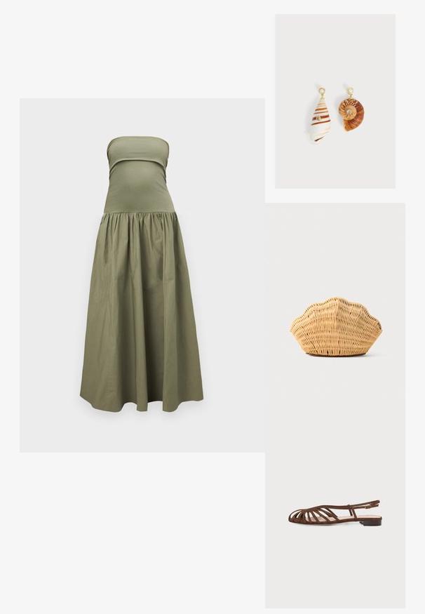Robe maxi verte olive sans bretelles avec corsage ajusté et jupe ample et fluide, présentée sur un fond gris clair.; Sandale plate marron avec plusieurs fines lanières et une petite boucle à la cheville sur un fond clair.; Sac à main en rotin tissé en forme de coquille Saint-Jacques de couleur brun clair naturel avec des bords arrondis et texturés.; Boucles d'oreilles asymétriques avec pendentifs en coquillages, clous dorés avec dessus en perle et petites pierres précieuses transparentes incrustées sur chaque coquillage.