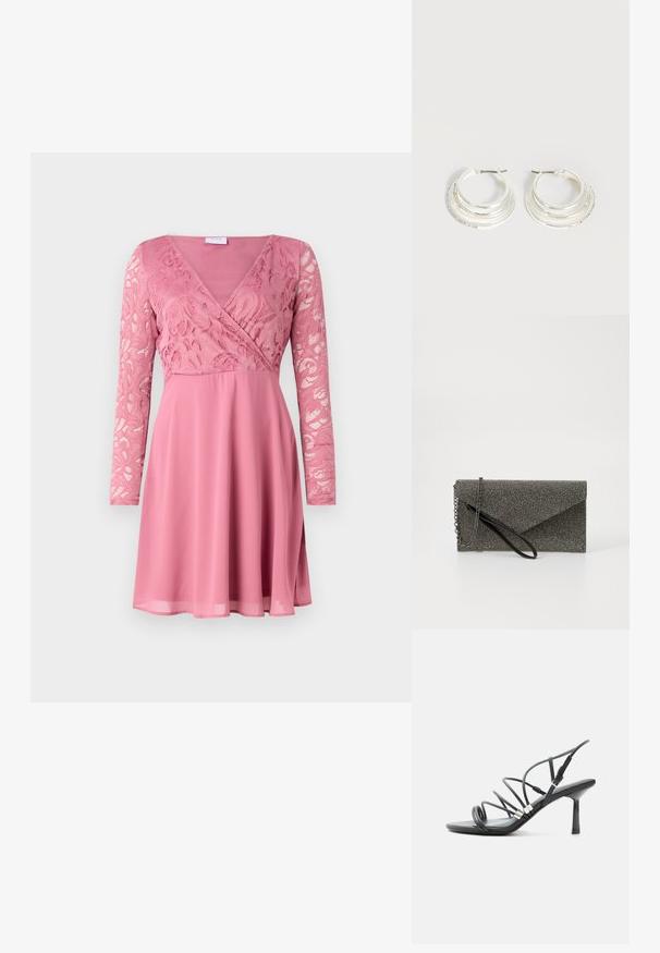 Robe rose avec un corsage en dentelle ajusté, des manches longues, un décolleté en V et une jupe fluide en tissu doux.; Sandale noire à talon haut avec fines lanières courbées, accents argentés et boucle de cheville réglable sur fond blanc.; Pochette en métal gris avec un motif en maille texturé, design en enveloppe, bandoulière en chaîne et une fine sangle de poignet élégante.; Boucles d'oreilles créoles en argent avec trois bandes semi-circulaires superposées, dont une ornée de petits cristaux clairs sur un fond clair.