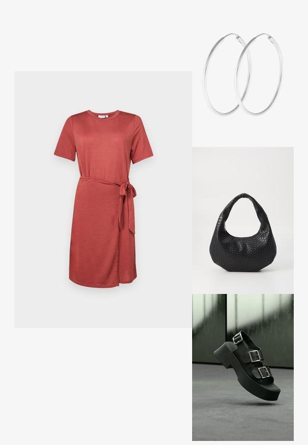 Ein rostfarbendes Kleid aus weichem Stoff, mit kurzen Ärmeln, einem runden Ausschnitt, einem Gürtel in der Taille und einem knielangen Design.; Schwarze Plateausandale mit drei breiten Riemen und silbernen Schnallen, schwebend über einem grauen Teppichboden mit verschwommenem Glas-Hintergrund.; Schwarze gewebte Handtasche mit einem gebogenen Griff, die eine strukturierte Oberfläche und eine lässige Form hat. Glatte Oberfläche mit einer organischen Silhouette.; Silberfarbene Creolen mit einer glatten, runden Form und einer polierten Oberfläche. Beide Ohrringe haben die gleiche Größe und verfügen über einen sicheren Verschlussmechanismus.