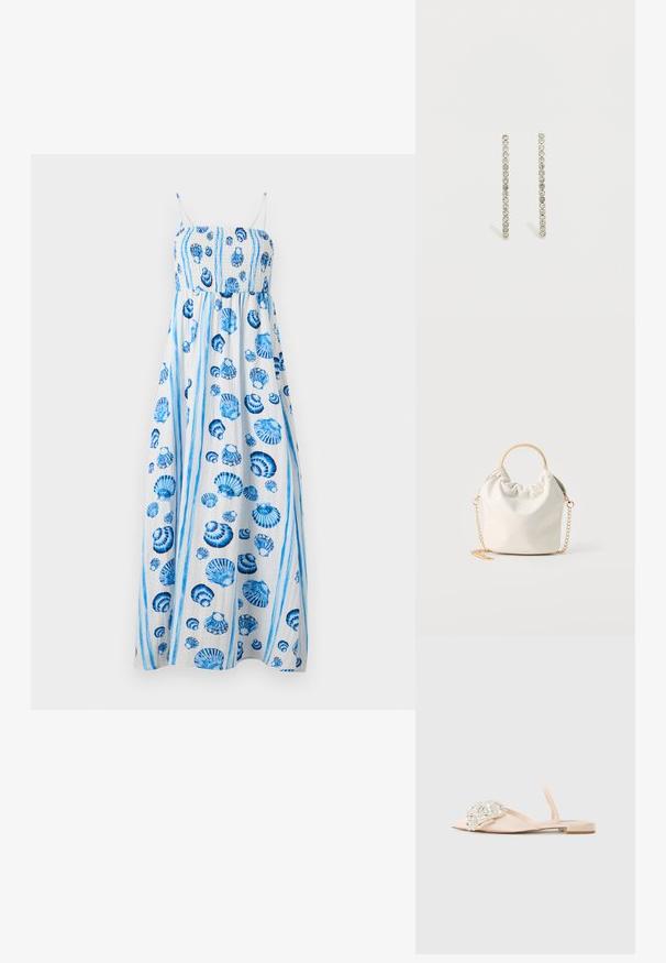 Maxi kjole i let stof, med en smocket liv, blå skal mønstre og tynde stropper. Lodrette blå striber fremhæver designet.; Beige flad sandal med åben tå, slingback-rem og store klare rhinsten dekorationer på den forreste rem.; Lille hvid vævet håndtaske med rund guldfarvet håndtag og guldkæde som rem, vist på neutral baggrund.; Sølvfarvede lineære øreringe med små klare krystaller arrangeret i en lodret linje, der fremhæver deres slanke og minimalistiske design.