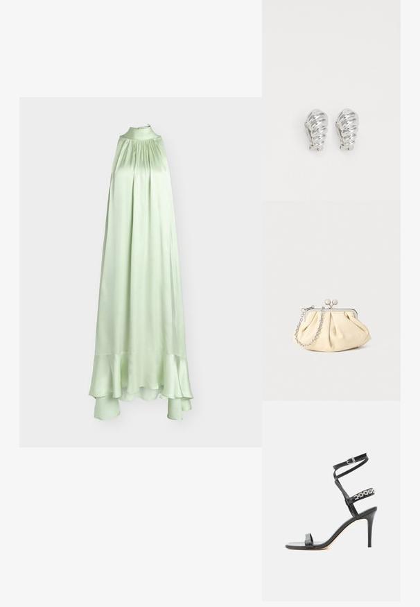 Robe sans manches en satin vert clair avec col montant, détail froncé à la poitrine et ourlet à volants.; Sandale noire à talon haut avec fine bride à la cheville, bride médiane décorée de maillons de chaîne argentés, et design à bout ouvert.; Pochette en cuir beige plissé avec un cadre en métal argenté, dotée de deux fermoirs ronds décoratifs et d'une chaîne en argent.; Boucles d'oreilles en clip argentées avec un design en spirale, présentant une texture métallique lisse et des formes arrondies. Pas d'embellissements ou de motifs visibles.