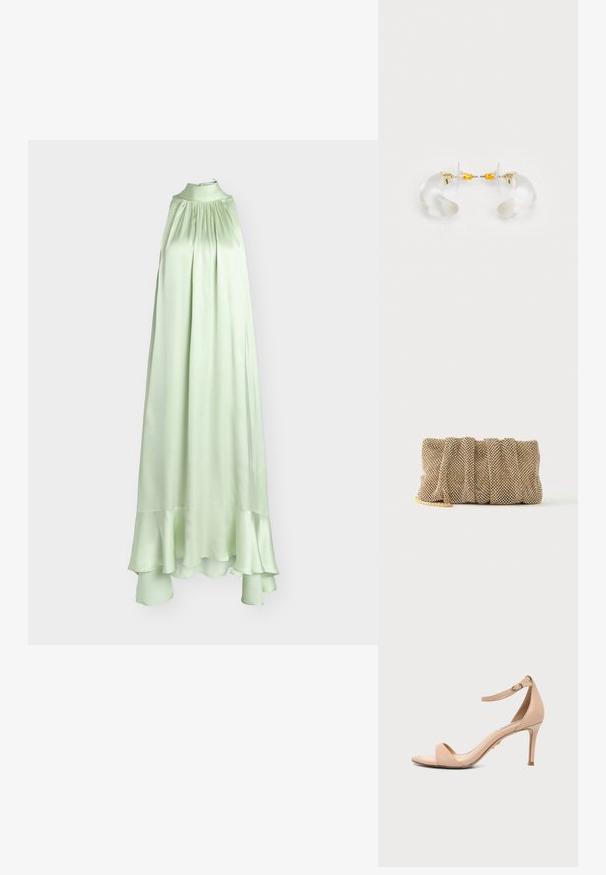 Robe sans manches en satin vert clair avec col montant, détail froncé à la poitrine et ourlet à volants.; Sandale beige à talon haut avec bride de cheville et boucle, bout ouvert et talon aiguille fin sur un fond clair uni.; Petit sac pochette en maille dorée avec un design froncé et une bandoulière chaîne dorée partiellement visible sur un fond blanc uni.; Boucles d'oreilles en acrylique transparent avec accents dorés, présentant un design incurvé et un fermoir transparent. Texture lisse, style minimaliste.