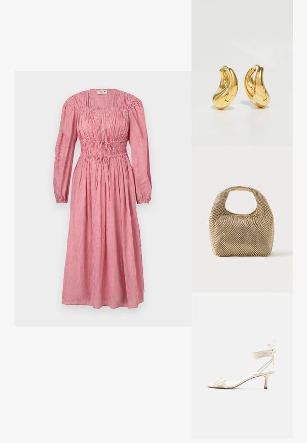 Gestreiftes Midi-Kleid in Rot und Weiß mit langen Ärmeln, gerafftem Oberteil und verstellbarem Bindegürtel in der Taille. Weicher Stoff mit strukturiertem Finish.; Sandale in Cremefarben mit niedrigem Absatz, Knöchelriemen zum Binden und breitem, verdrehtem Riemen über den Zehen auf weißem Hintergrund.; Kleine Handtasche in Gold-Ton, bedeckt mit glänzenden runden Nieten, mit kurzem Griff und rechteckigem Ausschnitt oben.; Goldene Creolen mit einer glatten, geschwungenen Form und polierter Oberfläche. Mit einem Verschlussmechanismus und leichten Einkerbungen für Details.