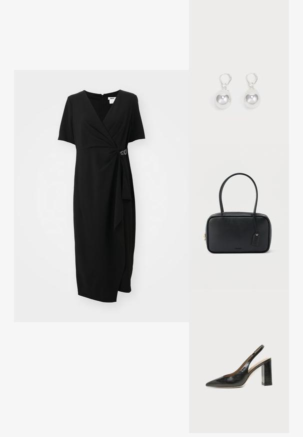 Sort kjole med korte ærmer, en omslagsdesign og draperet front. Har en dekorativ metalaccent på taljen. Glat stoftekstur.; Sort læder peep-toe slingback sko med høj blokhæl og beige indvendig foring mod en ensfarvet lys baggrund.; Sort rektangulær håndtaske med dobbelte runde håndtag, gylden lynlås og præget "HUGO"-logo foran med fastgjort lædermærke.; Sølv dråbeøreringe med glatte, runde, reflekterende overflader hængende fra svingelukkede låse. Baggrunden er helt hvid.