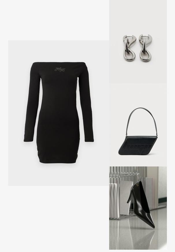 Zwarte off-the-shoulder jurkje met lange mouwen, aansluitend ontwerp, gemaakt van zachte stof, met versierde tekst op de borst.; Zwart hooggehakt schoen met puntige neus en gouden logo, geplaatst op een reflecterend oppervlak naast een verchroomde draadordner met documenten.; Zwarte leren schoudertas met een driehoekige vorm, geperst logo en een enkele verstelbare riem. Minimalistisch ontwerp met een gladde textuur.; Set zilverkleurige metalen oorbellen met een abstract ontwerp van in elkaar grijpende lussen op een witte achtergrond.