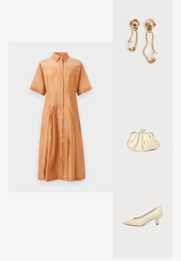 Lichtbruine midi-jurk met korte mouwen, kraag, verborgen knopen aan de voorkant, getailleerde taille en geplooide rok.; Dames schoen in roomkleur met een puntige neus en een lage, ronde balvormige hak op een effen achtergrond.; Geplooide beige leren clutch met een zilveren metalen frame, voorzien van twee ronde decoratieve sluitingen en een zilveren kettingriem.; Goudkleurige oorbellen met onregelmatige open vormen, elk met een parel aan de onderkant en edelsteendetails op de ronde stekers.
