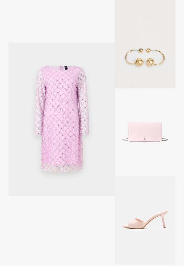 Langærmet kjole i lys pink med et diamantmønster, der har perler og et gennemsigtigt overlay. Rund halsudskæring og lynlås i ryggen.; Lakrosa lyserøde åbne hæle-sko med åben tå, en slank hæl og en glat, blank overflade. Har en enkel silhuet og minimalistisk design.; Guldtonet metaløreringe med et cirkulært design, der har to kugler; en større og tekstureret kugle samt en mindre poleret kugle øverst.; Lyserød rektangulær læderclutch med sølvkæde og lille sølvfarvet CK-logo midt på forsiden.