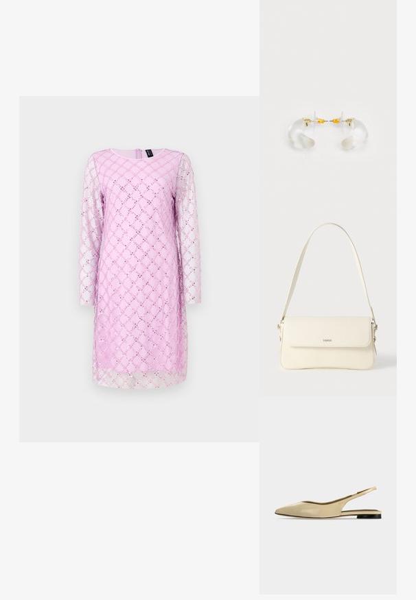 Langærmet kjole i lys pink med et diamantmønster, der har perler og et gennemsigtigt overlay. Rund halsudskæring og lynlås i ryggen.; Beige spids tå slingback flad sko med lav sort hæl og en glat læderfinish, vist fra siden på en ensfarvet baggrund.; Cremefarvet læder skuldertaske med flaplukning, sølvfarvet beslag, en enkelt justerbar rem og diskrete logodetaljer.; Klare akryl hoops øreringe med guld accenter, der har et buet design og en transparent lås. Glat tekstur, minimalistisk stil.