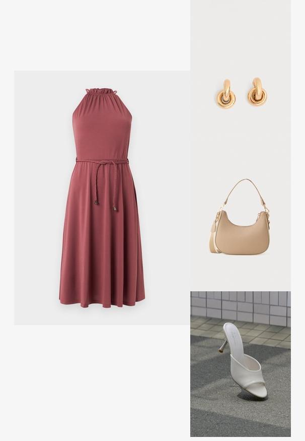 Robe midi sans manches couleur rose poudré avec encolure froncée et ceinture tressée nouée à la taille.; Mule à talon haut blanc avec bout ouvert flottant au-dessus d'un fond de bitume gris et de mur carrelé.; Petit sac à bandoulière beige avec un dessus arrondi, une longue bandoulière amovible et des fermoirs dorés sur fond blanc uni.; Paire de boucles d'oreilles créoles dorées et brillantes avec des maillons circulaires épais sur un fond gris clair uni.