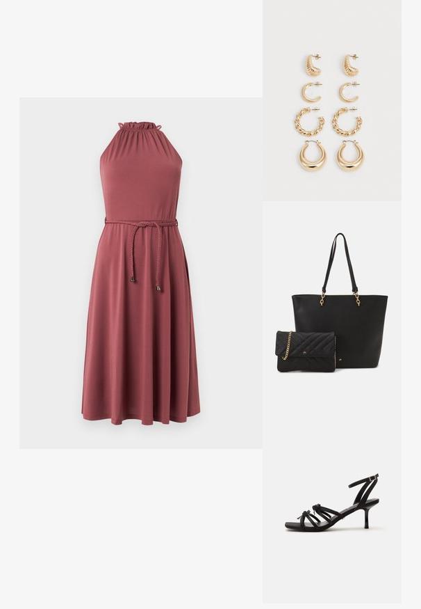 Robe midi sans manches couleur rose poudré avec encolure froncée et ceinture tressée nouée à la taille.; Sandale noire pour femme à brides, petit talon kitten, bout carré, bride à boucle à la cheville et petits nœuds décoratifs sur les brides avant.; Sac fourre-tout en simili cuir noir avec deux poignées robustes et des accents dorés, associé à une petite pochette noire matelassée avec une chaîne.; Ensemble de cinq boucles d'oreilles en or, avec des designs variés : surfaces torsadées, striées et lisses en formes de créoles et de croissants.