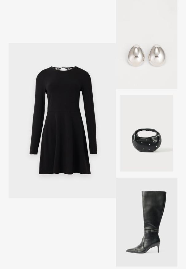 Schwarzes langärmliges Kleid mit weitem Rock und eng anliegendem Oberteil, mit einer Spitzenverzierung am Rückenausschnitt. Glatte Stoffoberfläche.; Schwarze kniehohe Lederstiefel mit schlankem Absatz, spitz zulaufender Spitze und Riemendetails am Knöchel. Glatte Textur und eng anliegendes Design.; Schwarze Lederhandtasche mit abgerundeter Form, verziert mit silbernen Nietenakzenten und kurzem Griff. Glatte Struktur und Reißverschlussverschluss.; Silberne metalliche Ohrcuffs mit einem glatten, abgerundeten Design, das einer Träne ähnelt, mit einer reflektierenden Oberfläche und nahtlosem Finish.