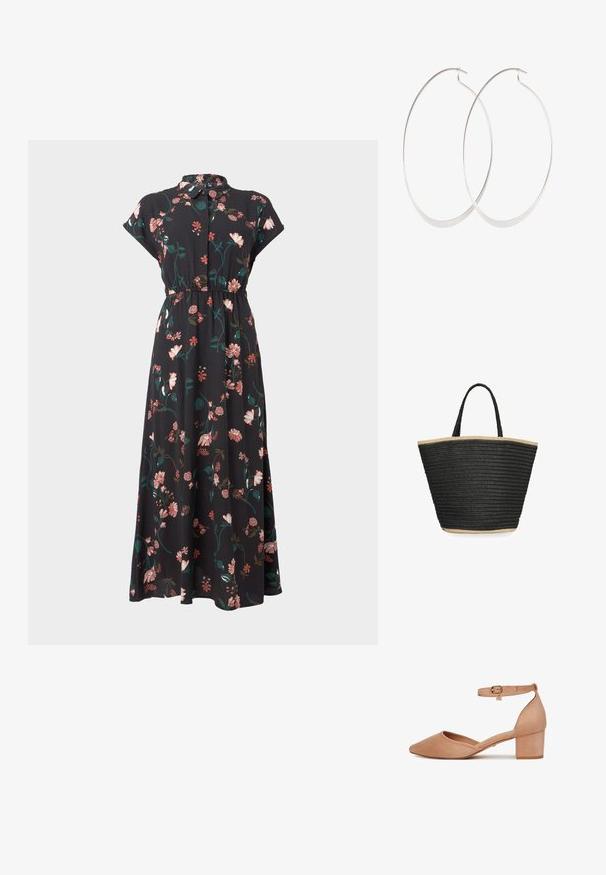 Zwarte bloemenjurk met korte capmouwen, knoopsluiting aan de voorkant, tailleverstelling en verschillende roze en groene bloemmotieven verspreid over de jurk.; Beige suède pump met lage hak, spits toelopende neus en enkelriem met een kleine gouden gesp en bedel.; Zwarte geweven draagtas met beige rand en enkel handvat, trapeziumvorm die naar boven toe wijder wordt, effen achtergrond.; Zilveren oorringen met een dun, glad ontwerp; langwerpige ovale vorm; gepolijste afwerking; voorzien van een veilige haaksluiting.