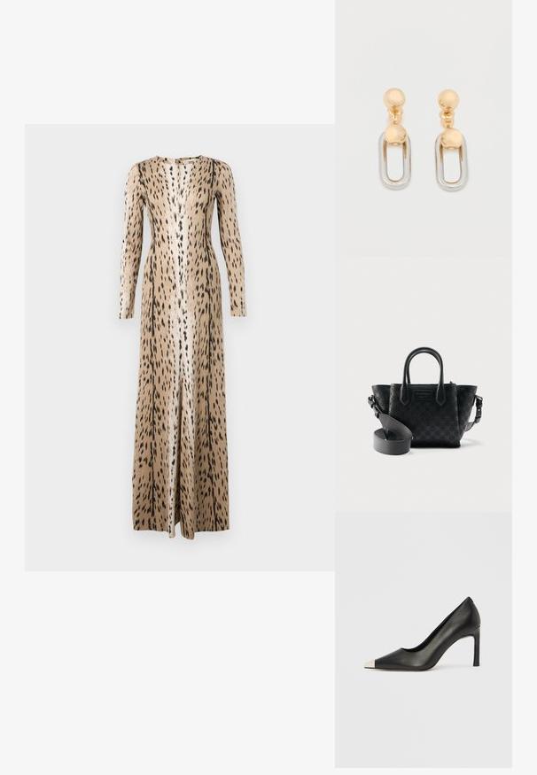 Robe maxi beige à manches longues avec un motif animalier noir à pois et une légère fente centrale sur le devant.; Chaussure à talon haut en cuir noir avec bout pointu et capuchon argenté métallique. Présente une finition lisse et un talon fin de 10 cm.; Sac à main en cuir noir à motifs avec deux poignées supérieures et une bandoulière réglable sur fond blanc.; Boucles d'oreilles en or et argent avec un dessus sphérique et un élément pendant ovale allongé à finition brillante.