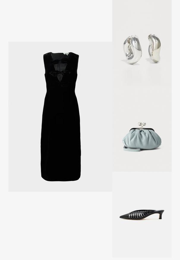 Robe en velours noir à design sans manches, dotée d'un col rond et de trois accents en forme de nœud texturé à l'avant. Dos zippé.; Mule en cuir noir avec bout pointu, design découpé à brides et petit talon kitten sur fond blanc.; Petit porte-monnaie en cuir bleu clair avec fermoir métallique argenté de type kiss-lock et court bracelet de poignet sur fond uni.; Boucles d'oreilles sculpturales en argent avec des formes douces et courbes et des surfaces réfléchissantes. Présentent un design de boucle fermée et une forme organique distincte.