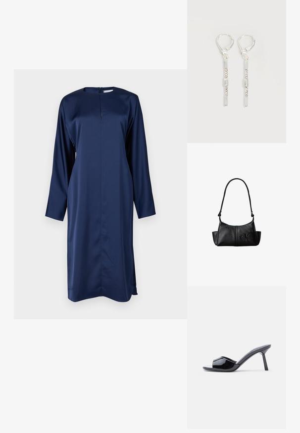Vestido de satén azul marino con mangas largas, cuello alto y cierre trasero con cremallera. Cuenta con aberturas laterales para facilitar el movimiento y una silueta elegante.; Sandalias de tacón con punta abierta de charol negro, con un diseño superior curvado y tacón de aguja cónico. Acabado liso y brillante.; Bolso de hombro de cuero negro con correa larga, bolsillos laterales y logo de Calvin Klein en relieve en la parte delantera.; Pendientes colgantes de plata con cristales transparentes rectangulares y redondos en una línea vertical, asegurados con cierres tipo leverback.
