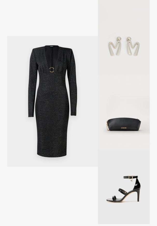 Vestido midi ajustado de manga larga negra con escote en V profundo, busto fruncido, tela con un sutil brillo y hebilla redonda dorada decorativa en el centro delantero.; Sandalia de charol negro con tres correas, hebilla en el tobillo y tacón de aguja de 10 cm. Presenta detalles de hardware en oro y un charm con el logo.; Bolso Moschino negro con cadena dorada y logo en letras doradas delante, sobre fondo claro y liso.; Par de pendientes de metal plateado con forma de letra M angular y postes redondeados sobre un fondo blanco.