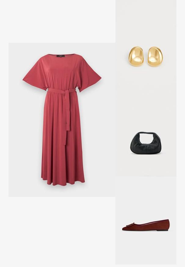 Robe longue fluide rose rougeâtre avec manches courtes larges, taille froncée et ceinture assortie nouée à l'avant.; Chaussure plate en daim marron pour femme avec bout pointu et grande boucle décorative sur le dessus sur fond uni.; Sac hobo tissé noir avec une structure souple et une poignée intégrée, présenté sur un fond clair uni.; Boucles d'oreilles en forme de clou de couleur or, avec une forme lisse et arrondie et une surface réfléchissante, mettant en avant un design minimaliste sans motifs visibles.