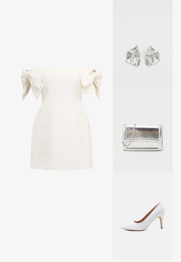 Weißes Off-Shoulder-Kleid mit großen Schleifenakzenten an den Ärmeln, eng anliegendem Oberteil und schwingendem Saum. Glatte Textur, minimalistisches Design.; Weißer spitz zulaufender High-Heel-Schuh mit schlankem Stiletto-Absatz und glattem Obermaterial auf einfarbigem Hintergrund.; Silberne metallische Clutch-Tasche mit glatter Textur, Klappenverschluss und Kettenriemen. Verfügt über ein strukturiertes rechteckiges Design und gestickte Akzente.; Silberne Metallohrringe mit einem wellenförmigen, skulpturalen Design, das eine polierte Oberfläche und unregelmäßige Formen aufweist, die eine zeitgenössische Ästhetik betonen.