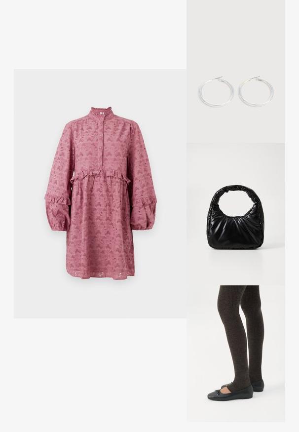 Roze lange-mouwen jurk met een geruffelde kraag, knoopsluiting en bloemmotief met opengewerkt patroon, voorzien van een gelaagd ontwerp en brede mouwen.; Benen met donkere geribbelde leggings gecombineerd met zwarte ballerina's met kleine strikdetails op een witte achtergrond.; Zwarte gevoerde handtas met een ronde handgreep, met een gladde, glanzende oppervlakte en een zachte, gewatteerde textuur. Geen zichtbare metalen onderdelen of accenten.; Een paar glanzende zilveren oorringen met dunne draadafsluitingen, getoond op een lichtgrijze achtergrond.