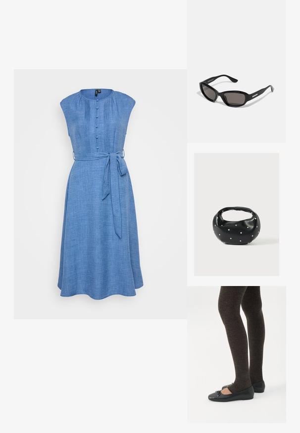 Blauwe chambray jurk met korte mouwen, knopen aan de voorkant en een tailleband. Heeft verticale plooien voor textuur en een uitlopende zoom.; Benen met donkere geribbelde leggings gecombineerd met zwarte ballerina's met kleine strikdetails op een witte achtergrond.; Zwarte zonnebril met een rechthoekig frame, donkere lenzen, gladde plastic materiaal en een metalen accent op de poot.; Zwarte leren handtas met een afgeronde vorm, versierd met zilveren studs, en een korte handgreep. Gladde textuur en ritsluiting.
