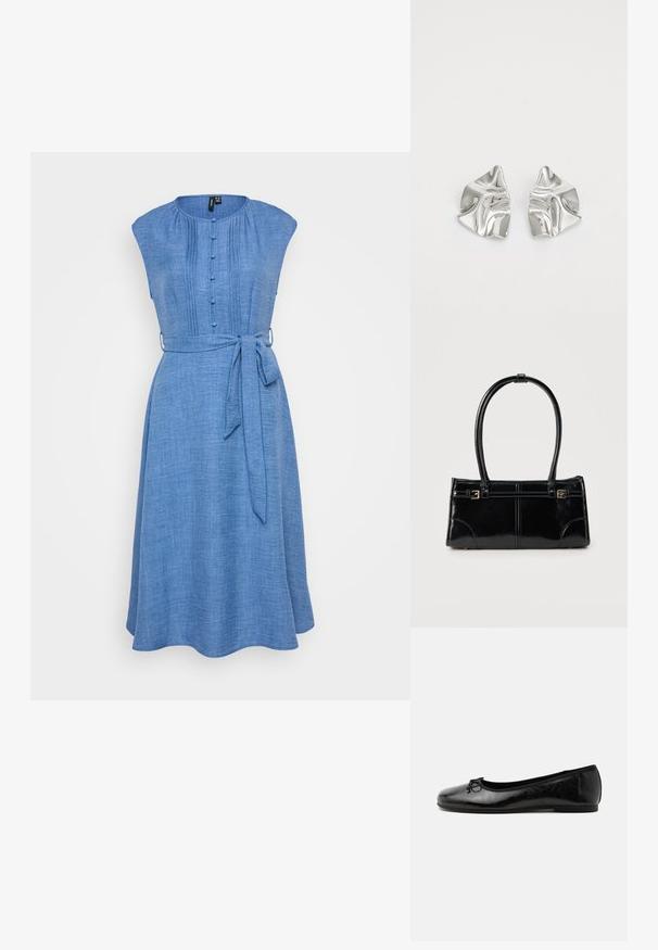 Blauwe chambray jurk met korte mouwen, knopen aan de voorkant en een tailleband. Heeft verticale plooien voor textuur en een uitlopende zoom.; Zwarte glanzende leren ballerina met lage hak en kleine decoratieve strik aan de voorkant, zijaanzicht op een effen lichte achtergrond.; Glanzend zwart rechthoekig handtasje met twee dunne schouderbanden en kleine gouden gespsdetails aan de voorkant.; Zilveren metalen oorbellen met een golvend, sculpturaal ontwerp, voorzien van een gepolijste afwerking en onregelmatige vormen, die een hedendaagse esthetiek benadrukken.