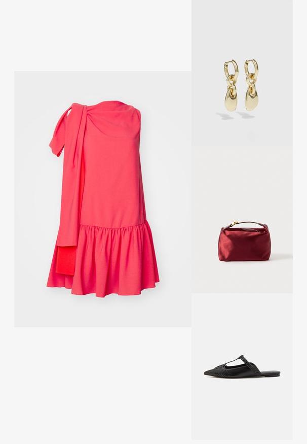 Roksanda SOLENNE DRESS - Juhlamekko - light hibiscus/deep sienna; Musta nahkasandaali, jossa on terävä kärki, somistettuna kudotulla yksityiskohdalla ja pleatatuilla yläosilla. Litteä pohja, jossa on vähäisiä tarvikkeita.; Burgundin satiinista kosmetiikkalaukku, joka on suorakulmaisen muotoinen, vetoketjulla suljettava ja lyhyellä kahvalla varustettu. Ominaisuuksiin kuuluu minimalistinen muotoilu ja sileä pinta.; Kultaiset renkaat korvakorut, joissa on linkitetty muotoilu ja sileät, pisaramaiset korostukset. Heijastava pinta lisää visuaalista viehätystä.