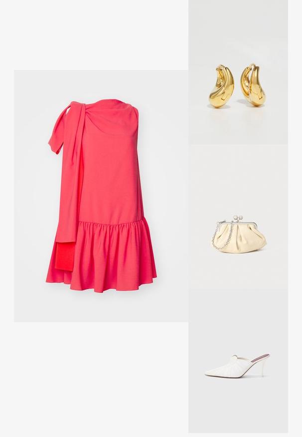 Roksanda SOLENNE DRESS - Cocktailkjole / festkjole - light hibiscus/deep sienna; Hvide mule sko med spids snude, plisseret tekstur på overdelen og en slank stilet hæl. Glat overflade og minimalistisk design.; Plisseret beige læderclutch med en sølvmetalramme, der har to runde dekorative låse og en sølvkædetrasporte.; Guldringeøreringe med en glat, buet form og poleret overflade. Udstyret med en lukkeanordning og lette fordybninger for detaljer.