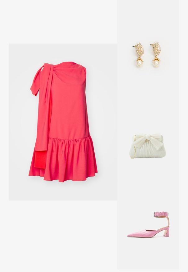 Roksanda SOLENNE DRESS - Koktailové šaty/večierkové šaty - light hibiscus/deep sienna; Ružová lodička so špicatou špičkou a stredným podpätkom, s remienkom okolo členka a striebornou prackou, z textúrovaného lesklého materiálu, vystavená na jednoduchom svetlom pozadí.; Biela skládacia kabelka s výrazným detailom mašle a zlatým reťazovým popruhom. Mäkká textúra s nariaseným dizajnom na prednej strane.; Náušnice v zlatom odtieni so kvetinovým dizajnom a akcentmi perál, s väčším perlám visiacim. Ozdobené malými, priehľadnými kryštálmi.