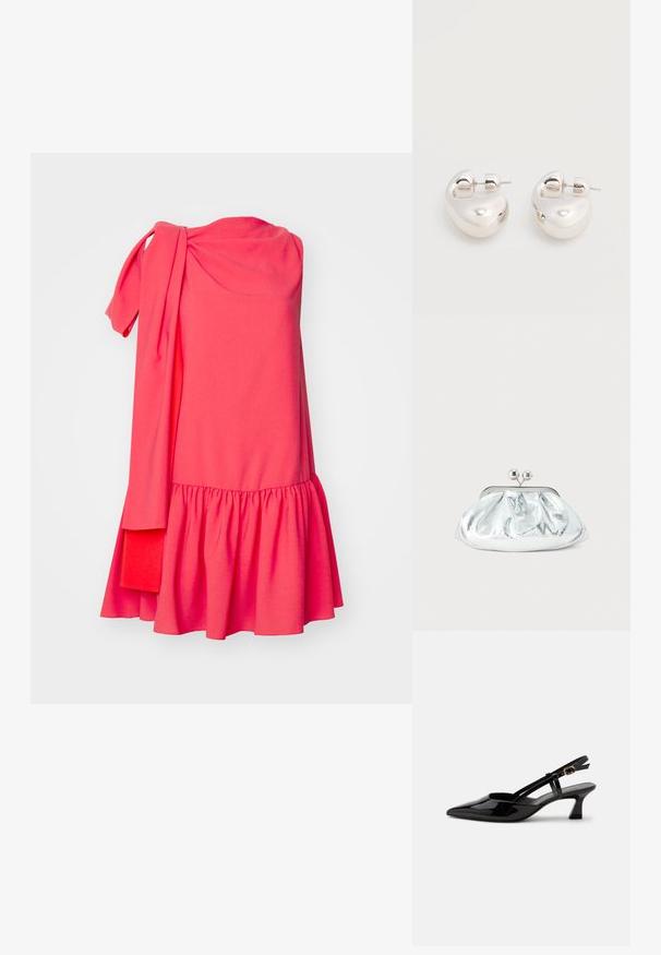 Roksanda SOLENNE DRESS - Cocktailkjole / festkjole - light hibiscus/deep sienna; Sort laklæderslingback med lille hæl, spids tå og justerbar guldlåsrem på hvid baggrund.; Lille sølvfarvet metallisk clutch-pung med rundet, rynket design og lukning med to sølvkugler.; Par af skinnende sølv store øreringe med lukning på bagsiden mod en ensfarvet hvid baggrund.
