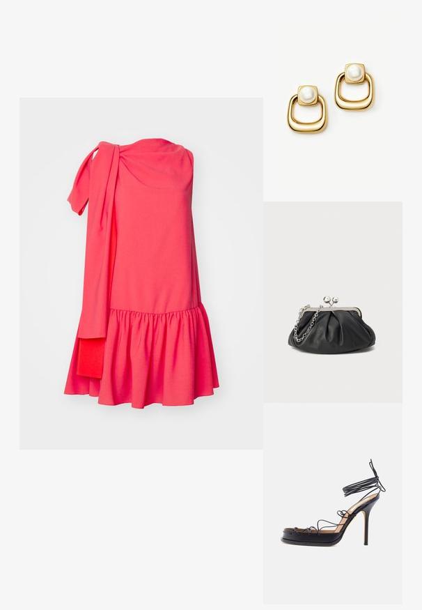 Roksanda SOLENNE DRESS - Koktailové šaty/večierkové šaty - light hibiscus/deep sienna; Čierna sandála na vysokom opätku s tenkými koženými remienkami obopínajúcimi nohu a členok, s ostrým ihlovým opätkom.; Čierna kožená kabelka s vrúbkovou textúrou, strieborným kovovým rámom, uzáverom na pobozkanie a retiazkou na nosenie. Hladký, jemný povrch.; Náušnice v zlatom tóne so štvorcovými vrchnými časťami, na ktorých sú veľké biele perly, a hrubými, zaoblenými, otvorenými štvorcovými kruhmi pod nimi.