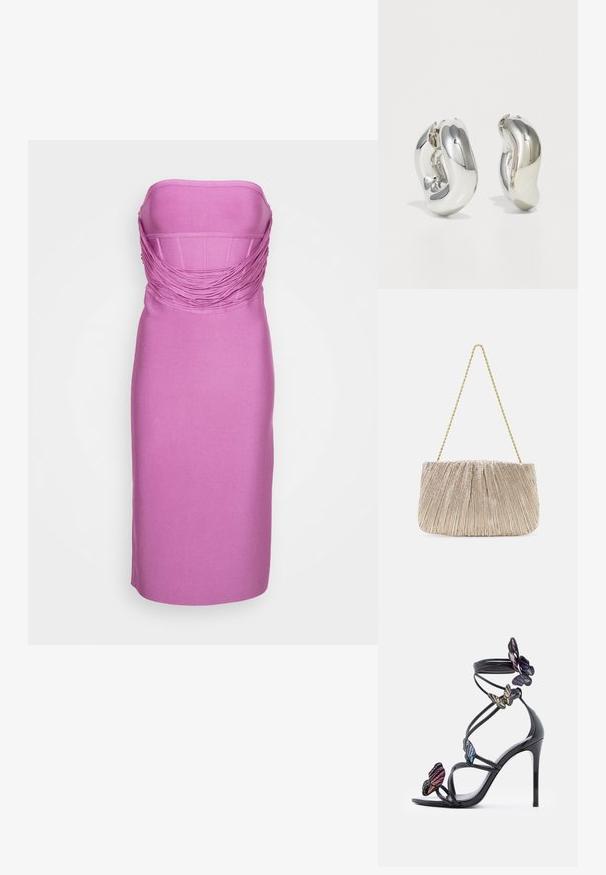 Εφαρμοστό strapless φόρεμα σε φωτεινό ροζ με υφαντό, gathered μπούστο και λείο, κομψό φούστα. Ευθεία σιλουέτα, μήκους ως το γόνατο.; Μαύρο σανδάλι με ψηλό τακούνι, λεπτά λουράκια και διακοσμητικές πολύχρωμες πεταλούδες κατά μήκος των λουριών και του περιτυλίγματος του αστραγάλου.; Τσάντα χειρός από πλισέ μεταλλικό ύφασμα με χρυσή αλυσίδα, μαλακή ορθογώνια μορφή, ανοιχτό μπεζ χρώμα, υφή επιφάνειας και συγκεντρωμένες λεπτομέρειες.; Ασημένια γλυπτικά σκουλαρίκια με λείες, καμπύλες μορφές και ανακλαστικές επιφάνειες. Διακρίνονται για το κλειστό σχέδιο του κρίκου και την ιδιαίτερη οργανική τους μορφή.