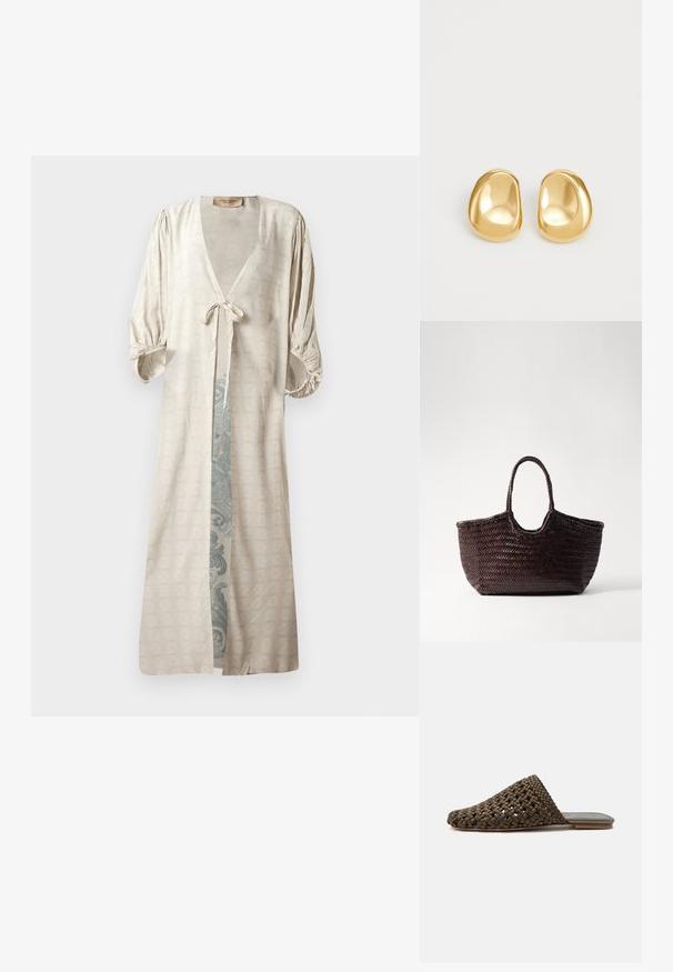 Seidiger, cremefarbener Kimono-Robenstil mit tiefem V-Ausschnitt, tailliertem Gürtel und gepufften Ärmeln. Besitzt ein aufwendiges, teal-farbenes Muster im Inneren.; Brauner gewebter Slipper-Mule mit flacher Sohle und geschlossenem, rundem Zehenbereich auf weißem Hintergrund.; Gewebte braune Tragetasche mit abgerundetem Oberteil und zwei Griffen. Sie verfügt über ein strukturiertes Muster und eine weite, offene Bauweise für einfachen Zugriff.; Goldfarbene Ohrstecker mit einer glatten, runden Form und einer reflektierenden Oberfläche, die ein minimalistisches Design ohne sichtbare Muster zeigen.