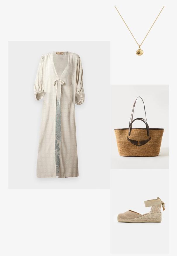 Seidiger, cremefarbener Kimono-Robenstil mit tiefem V-Ausschnitt, tailliertem Gürtel und gepufften Ärmeln. Besitzt ein aufwendiges, teal-farbenes Muster im Inneren.; Beige Espadrilles mit Obermaterial aus Leinwand, strukturiertem gewebtem Absatz und geflochtener Jutesohle; ausgestattet mit einem gebundenen Knöchelriemen für einen sicheren Sitz.; Geflochtene Strohtasche mit dunkelbraunen Lederhenkeln und einem flügelförmigen Lederakzent auf der Vorderseite.; Goldene Halskette mit einem muschelförmigen Anhänger mit gerippten Details, der an einer feinen Kette hängt und ein elegantes Erscheinungsbild kreiert.