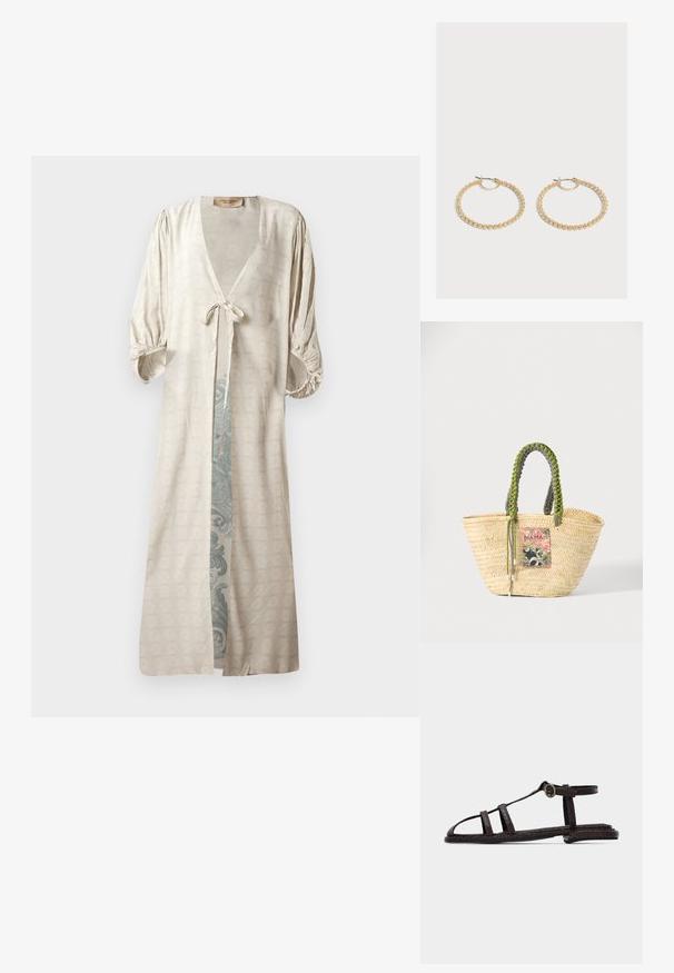 Seidiger, cremefarbener Kimono-Robenstil mit tiefem V-Ausschnitt, tailliertem Gürtel und gepufften Ärmeln. Besitzt ein aufwendiges, teal-farbenes Muster im Inneren.; Dunkelbraune flache Sandale mit strukturierten Riemen, Knöchelriemen mit Schnalle und offenem Zehendesign vor einem schlichten hellen Hintergrund.; Geflochtene beige Strohtasche mit geflochtenen grünen und schwarzen Griffen und einem bunten rechteckigen Aufnäher auf der Vorderseite.; Paar mittelgroße goldene Creolen mit einem strukturierten, perlenbesetzten Design auf einfachem hellem Hintergrund.