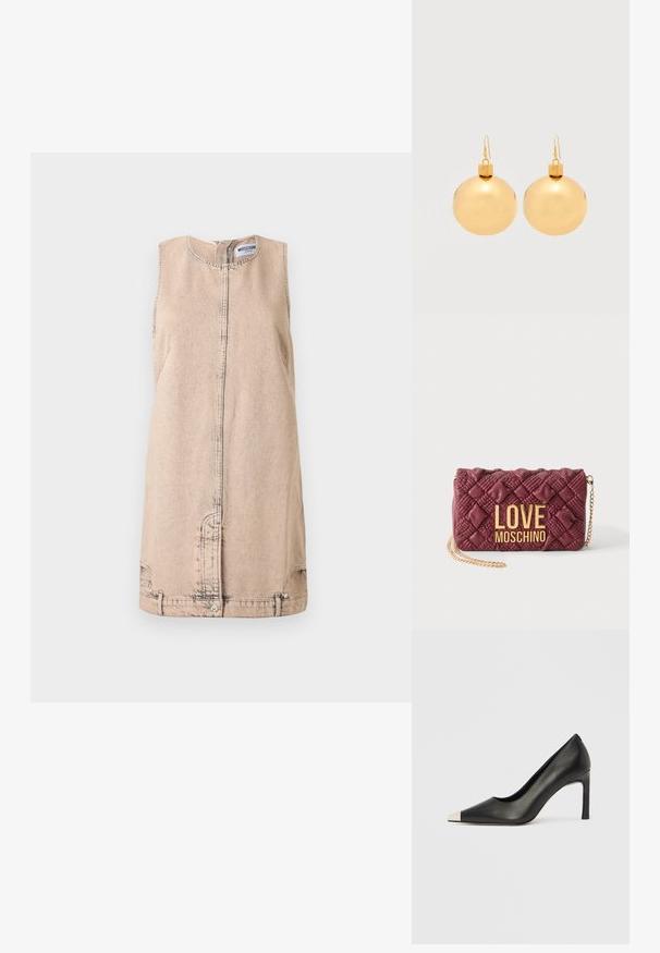 Robe mini en jean beige sans manches avec coutures apparentes, fermeture par boutons-pression à l'avant et col rond, par Moschino.; Chaussure à talon haut en cuir noir avec bout pointu et capuchon argenté métallique. Présente une finition lisse et un talon fin de 10 cm.; Sac à main matelassé bordeaux avec bandoulière chaîne dorée et grandes lettres dorées "LOVE MOSCHINO" à l’avant sur fond uni.; Paire de boucles d'oreilles boule de Noël dorées brillantes avec fermoirs à crochet sur fond blanc uni.
