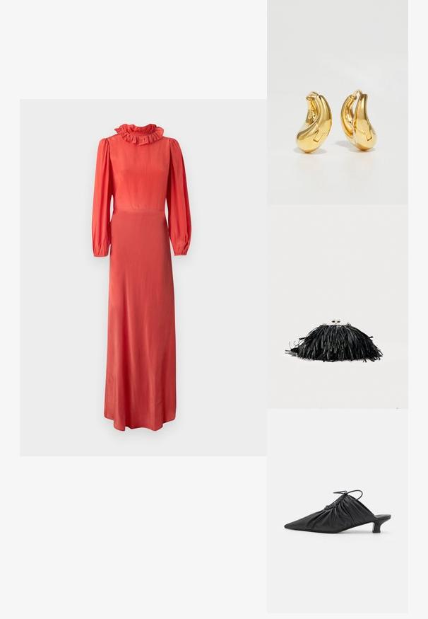 Langärmliges Korallenkleid mit rüschigem Kragen, tailliertem Oberteil und fließendem Rock. Glatter Stoff mit subtiler glänzender Oberfläche. Minimalistisches Design.; Schwarze Leder-Mules zum Hineinschlüpfen mit spitzer Zehe, geraffter Textur und kleinem Kitten-Heel. Verfügt über ein Zugbanddetail am Öffnung.; Schwarze Clutch mit Fransen, silbernem Verschluss und Kettenriemen vor schlichtem, hellem Hintergrund.; Goldene Creolen mit einer glatten, geschwungenen Form und polierter Oberfläche. Mit einem Verschlussmechanismus und leichten Einkerbungen für Details.