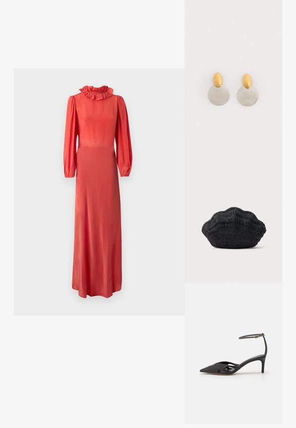 Langærmet koralfarvet kjole med en rynket krave, tætsiddende liv og svajende skørt. Glat stof og subtile glans. Minimalistisk design.; Sort læder højhælet sko med spids tå, åbne sider og en tynd ankelrem med en lille guld detalje.; Sort flet håndtaske formet som en muslingeskal med en buet top og flettet tekstur på en ensfarvet baggrund.; Guld- og sølvmetalløreringe med en rund skivebund og et ovalt topstykke, glat tekstur og poleret finish.