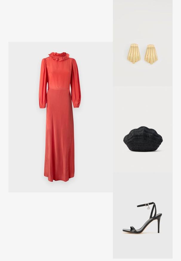 Langärmliges Korallenkleid mit rüschigem Kragen, tailliertem Oberteil und fließendem Rock. Glatter Stoff mit subtiler glänzender Oberfläche. Minimalistisches Design.; Schwarze High-Heel-Sandale mit schmalem Knöchelriemen, quadratischer Zehenbox, glattem Leder und metallischem Schnallenakzent.; Schwarze Korbtasche in Muschelform mit gebogenem Oberteil und gewebter Textur auf einfarbigem Hintergrund.; Paar goldfarbene Clip-Ohrringe mit einem geschichteten, fächerartigen Design auf weißem Hintergrund.