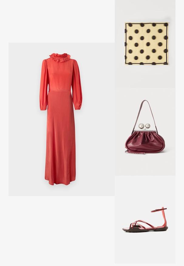 Langærmet koralfarvet kjole med en rynket krave, tætsiddende liv og svajende skørt. Glat stof og subtile glans. Minimalistisk design.; Rød flad sandal med flere tynde remme, ankelspænde og en let forhøjet brun sål mod en ensartet lys baggrund.; Firkantet beige tørklæde med jævnt fordelte sorte polkaprikker og en tynd sort kant på hvid baggrund.; Lille bordeaux læderhåndtaske med rynkede detaljer, en tynd rem og en sølvspænde med to store runde knopper.