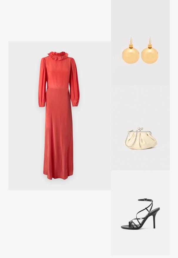Koraalkleurige jurk met lange mouwen, een gerimpelde kraag, aansluitend bovenlijf en een vloeiende rok. Soepele stof en subtiele glans. Minimalistisch ontwerp.; Zwarte hoge hakken sandaal met dunne banden, een enkelgesp, een gladleren oppervlak en een slanke stilettohak.; Geplooide beige leren clutch met een zilveren metalen frame, voorzien van twee ronde decoratieve sluitingen en een zilveren kettingriem.; Een paar glanzende gouden kerstbal-oorbellen met haaksluitingen op een effen witte achtergrond.