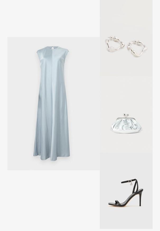 Robe longue jusqu'au sol en satin bleu clair sans manches, avec un col rond et une petite ouverture en forme de trou de serrure à l'arrière, fermée par un bouton.; Sandale à talon haut noire avec une bride étroite à la cheville, bout carré, cuir lisse et accent de boucle métallique.; Petit sac pochette métallique argenté avec un design arrondi et froncé, fermeture à clip avec deux boules argentées.; Boucles d'oreilles créoles en métal argenté de forme irrégulière avec fermoirs à tige, posées sur une surface blanche unie.