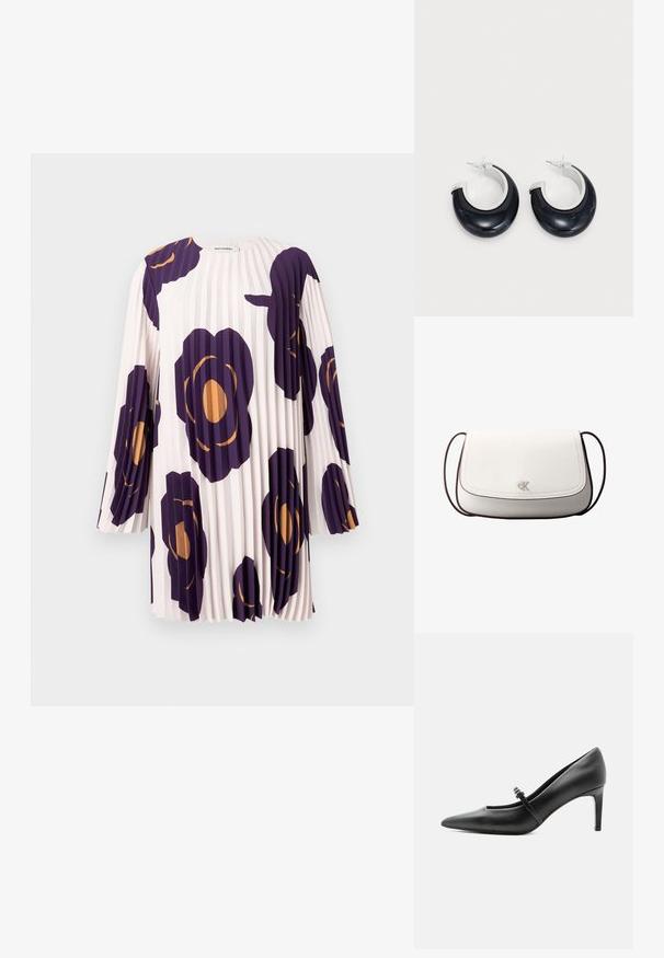 Plisséjurk met lange mouwen en grote paarse en oranje bloemenprints op een lichtroze achtergrond, gelabeld Marimekko.; Zwarte leren pumps met puntige neus, dunne riem en gesp over de wreef, staand op een neutrale lichte achtergrond.; Witte schoudertas met klepsluiting, klein zilveren "cK"-logo in het midden en dunne donkerbruine verstelbare band.; Zwarte hars oorbellen in de vorm van een ring met een glanzende afwerking en accenten van zilverkleurig metaal. Cirkelvormig met een uitsparing en een sluiting met post.