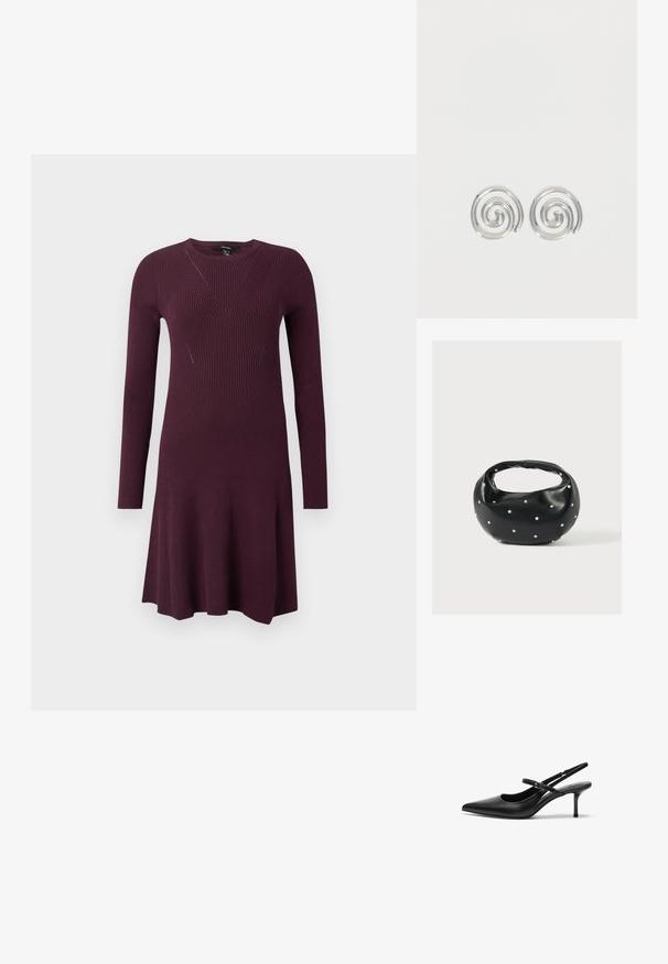 Gebreide jurk in dieppaars, met lange mouwen, een aansluitend lijfje met diagonale ribbelpatronen en een szerige rok.; Zwarte leren slingback hakken met een puntige neus, slanke verstelbare band en een ongeveer 5 cm hoge stiletto hak, met een gladde textuur.; Zwarte leren handtas met een afgeronde vorm, versierd met zilveren studs, en een korte handgreep. Gladde textuur en ritsluiting.; Een paar zilveren spiraalvormige oorringen met een glad, afgerond ontwerp op een effen witte achtergrond.