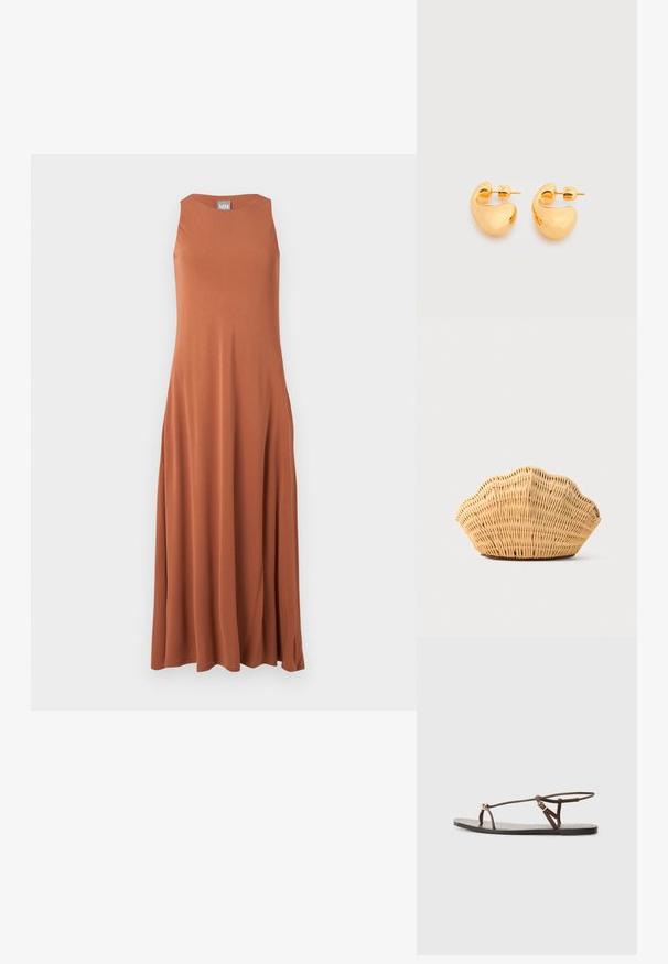 Robe longue sans manches couleur rouille avec col haut, tissu fluide et fentes latérales discrètes, présentée sur un fond clair uni.; Sandale en cuir marron avec des fines lanières, un accent circulaire doré et une semelle plate. Design minimaliste avec un détail de boucle réglable.; Sac à main en rotin tissé en forme de coquille Saint-Jacques de couleur brun clair naturel avec des bords arrondis et texturés.; Paire de petites boucles d'oreilles clous épaisses en métal doré avec des formes lisses, courbes et abstraites sur un fond clair.