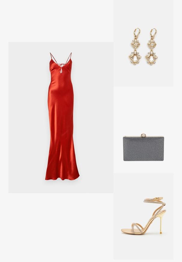 Rode satijnen maxi-jurk met een aansluitend lijfje, verstelbare spaghettibandjes en een sleutelgaatje bij de halslijn. Soepele, glanzende textuur.; ALDO MANAELDEN PILLOW WALK - Sandalen met hoge hak - gold-coloured; Zwarte rechthoekige clutch bedekt met kleine strassteentjes, met een goudkleurige sluiting met decoratieve details bovenop.; Gouden hangoorbellen met een clusterontwerp, versierd met ronde en druppelvormige heldere kristallen, die zich kenmerken door ingewikkelde details.